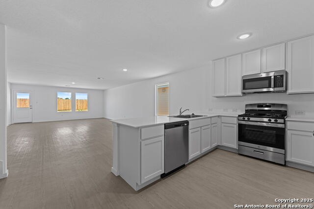 Image 2 of 24 For 121 Oak Hurst Dr