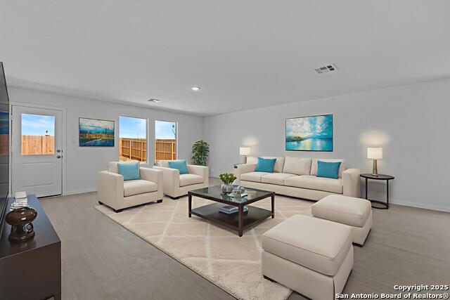 Image 3 of 24 For 121 Oak Hurst Dr