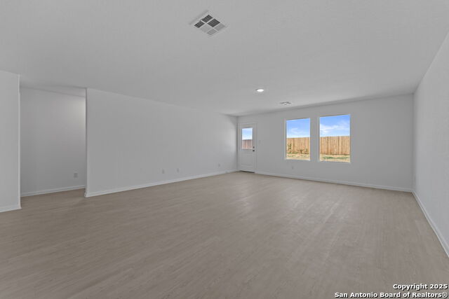 Image 5 of 24 For 121 Oak Hurst Dr