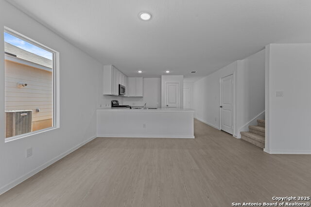 Image 6 of 24 For 121 Oak Hurst Dr