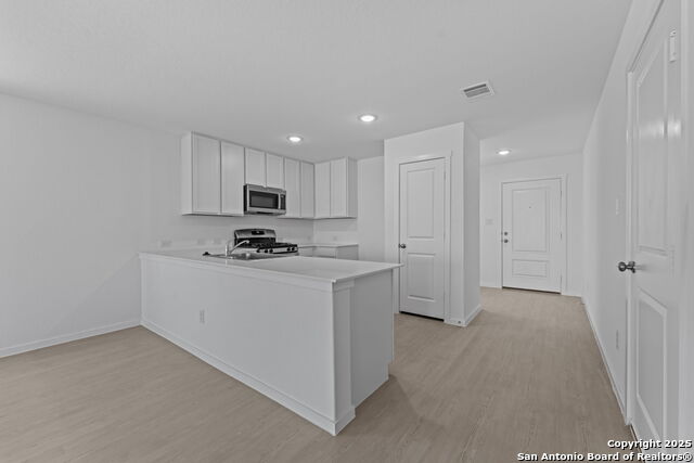 Image 7 of 24 For 121 Oak Hurst Dr