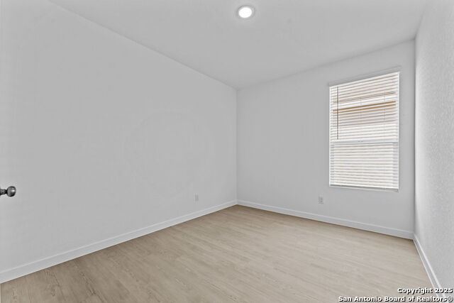 Image 21 of 29 For 716 Horsetail Ln