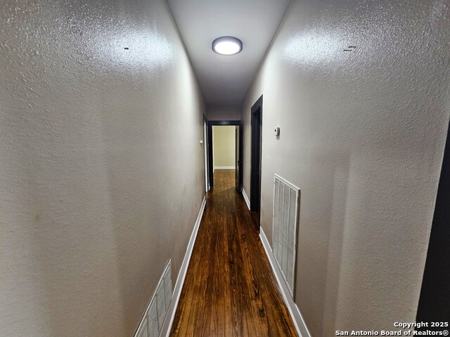 Listing photo id 8 for 624 Austin S