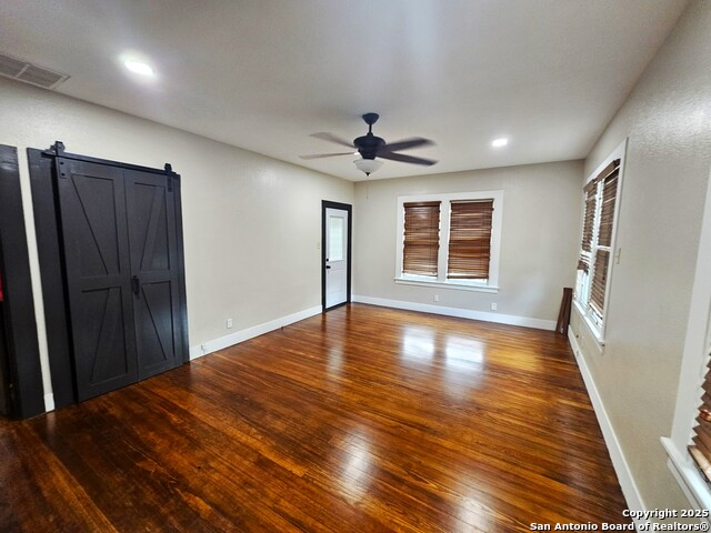 Listing photo id 14 for 624 Austin S