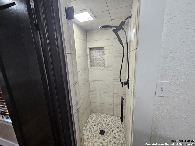 Listing photo id 16 for 624 Austin S