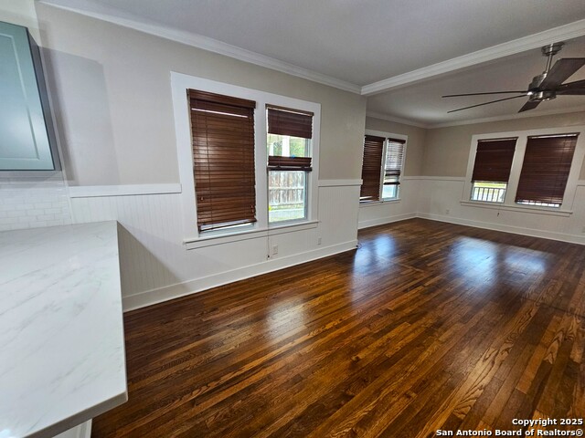 Listing photo id 32 for 624 Austin S