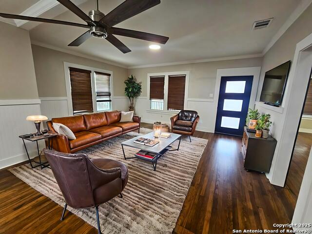 Listing photo id 3 for 624 Austin S