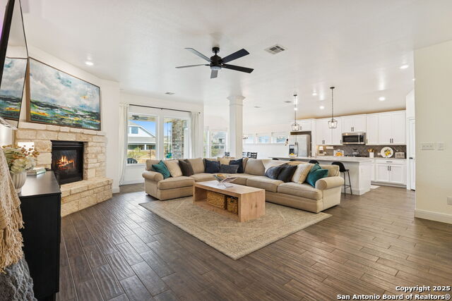 Listing photo id 3 for 390 Nightshade