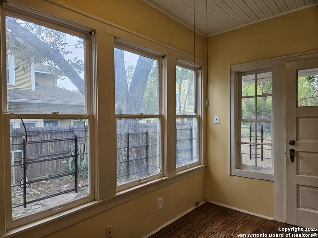 Image 13 of 43 For 215 Ridgewood Ct W