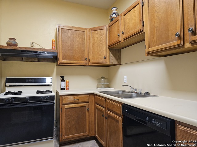 Image 17 of 43 For 215 Ridgewood Ct W