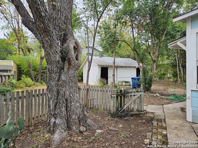 Image 26 of 43 For 215 Ridgewood Ct W