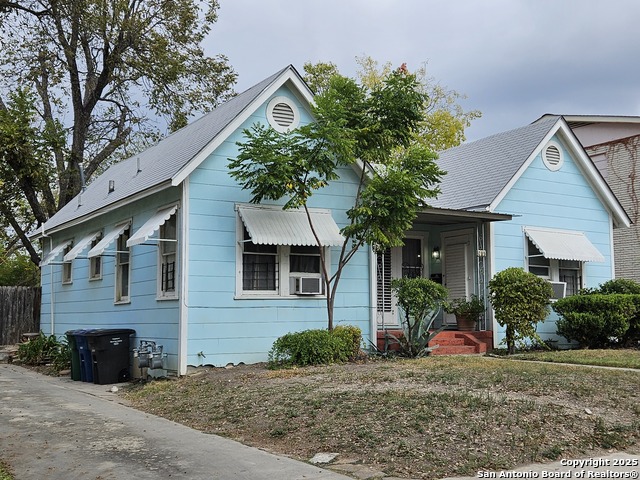 Image 3 of 43 For 215 Ridgewood Ct W