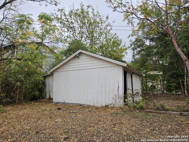 Image 39 of 43 For 215 Ridgewood Ct W