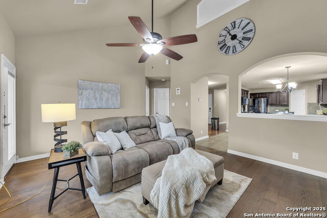 Image 21 of 25 For 945 Lauren