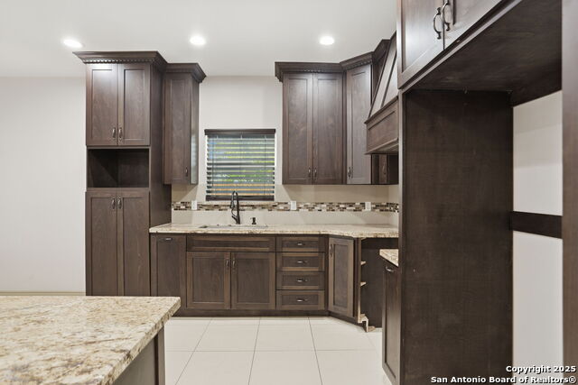 Image 14 of 32 For 5122 Gwenda Lea