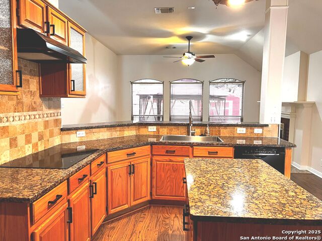 Image 7 of 31 For 11 Bedford Oaks