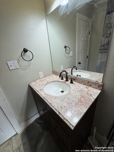 Image 12 of 17 For 407 Fort St N