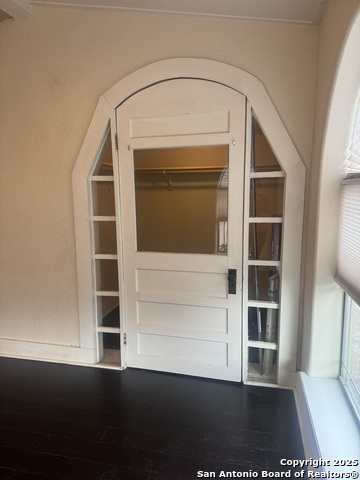 Image 9 of 17 For 407 Fort St N