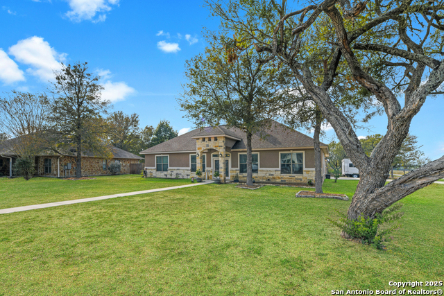 Listing photo id 4 for 1310 Hunters Court