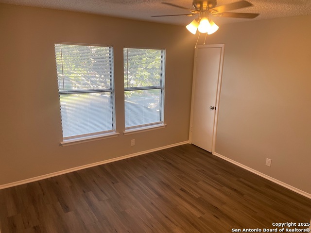 Listing photo id 12 for 802 Meadow Dale