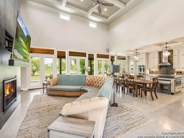 Listing photo id 14 for 497 Cypress Falls