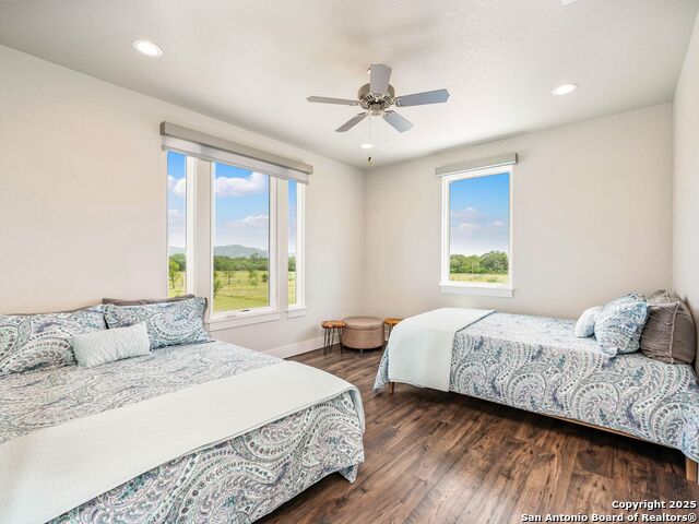 Listing photo id 42 for 497 Cypress Falls