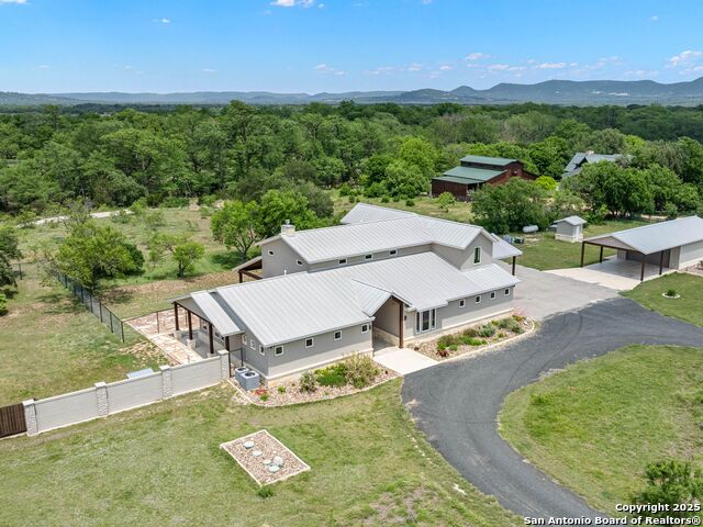 Listing photo id 3 for 497 Cypress Falls