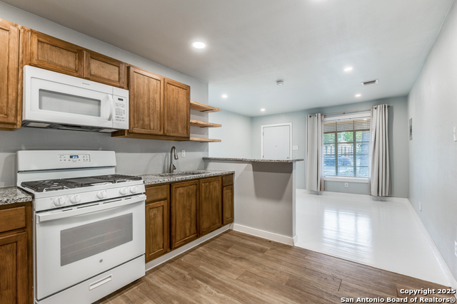 Listing photo id 10 for 808 20th Nw