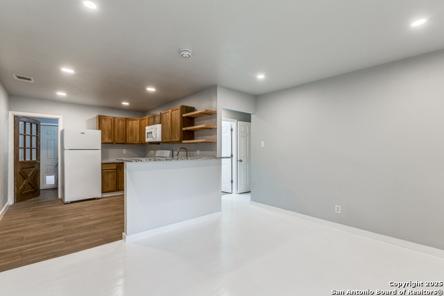 Listing photo id 6 for 808 20th Nw