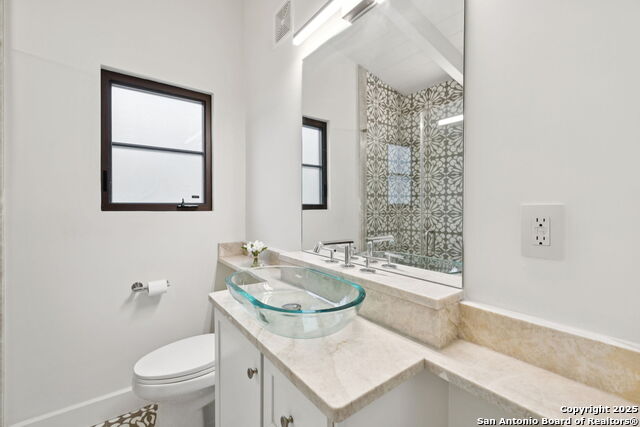 Listing photo id 36 for 510 Lamont  