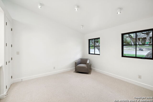 Listing photo id 39 for 510 Lamont  