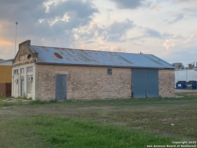 Listing photo id 1 for 109 Front Street E