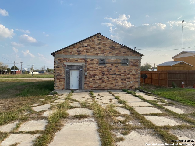 Listing photo id 2 for 109 Front Street E