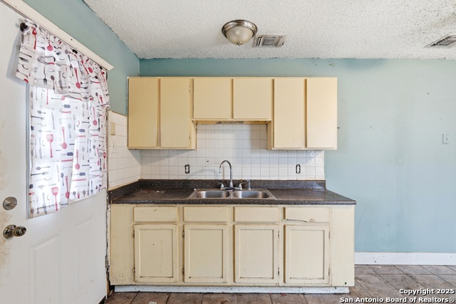 Listing photo id 8 for 5131 Little Creek