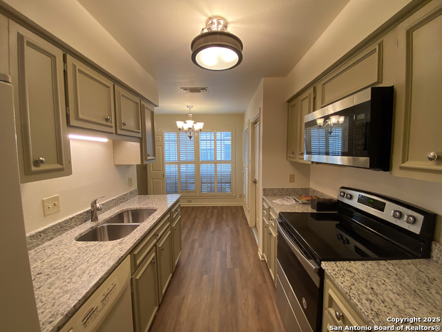 Image 10 of 34 For 165 Rampart W 205