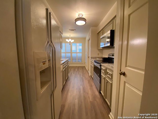 Image 11 of 34 For 165 Rampart W 205