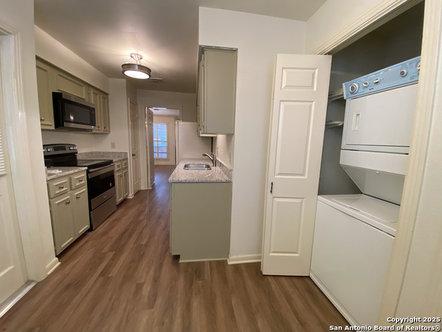 Image 12 of 34 For 165 Rampart W 205