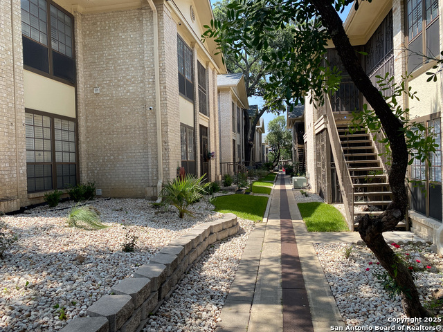 Image 31 of 34 For 165 Rampart W 205