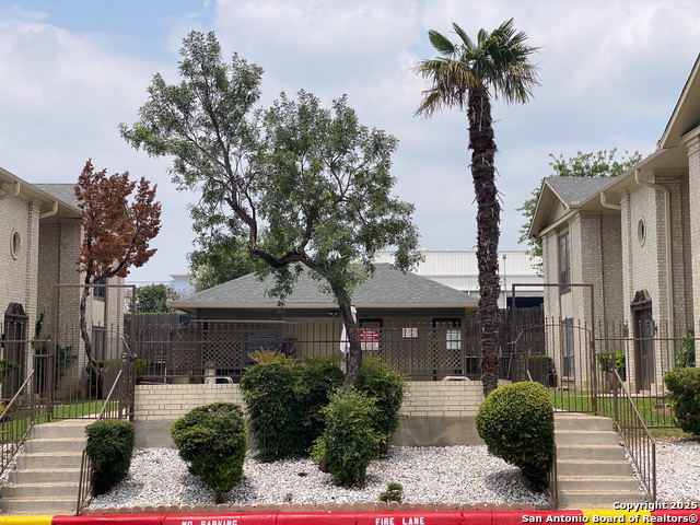 Image 6 of 34 For 165 Rampart W 205