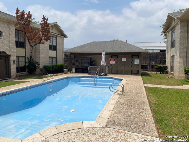 Image 8 of 34 For 165 Rampart W 205