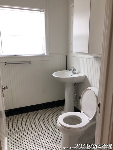 Image 9 of 9 For 1014 Bailey  1016