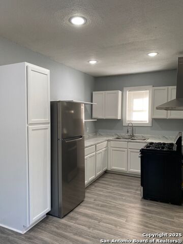 Image 4 of 14 For 820 Frank