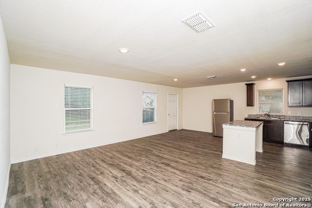 Image 4 of 21 For 728 Newton