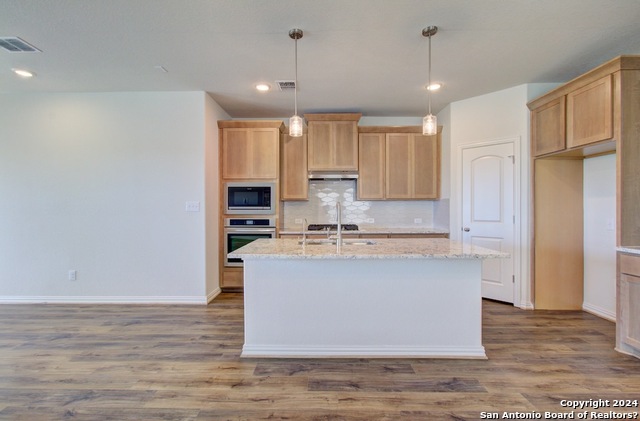 Listing photo id 2 for 820 Little Pebble