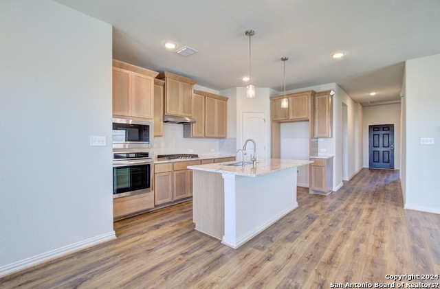 Listing photo id 3 for 820 Little Pebble