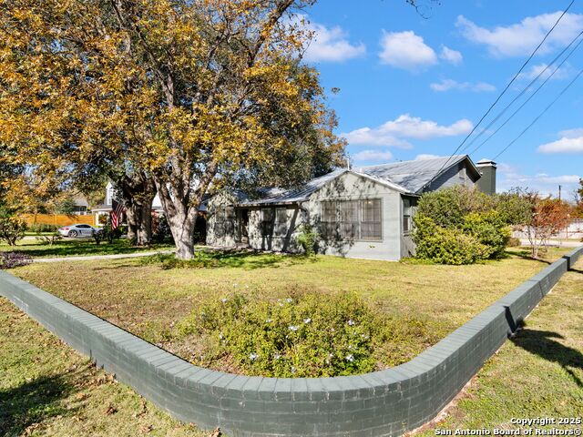 Image 4 of 36 For 1939 Lawndale Drive E