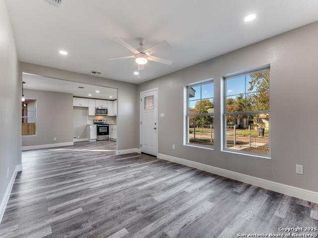 Image 4 of 21 For 930 Schley Ave