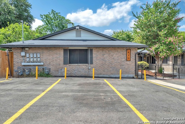 Image 2 of 14 For 410 Regina