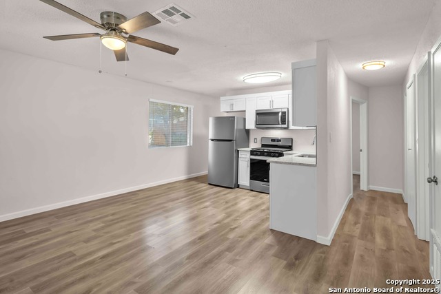 Image 3 of 14 For 410 Regina