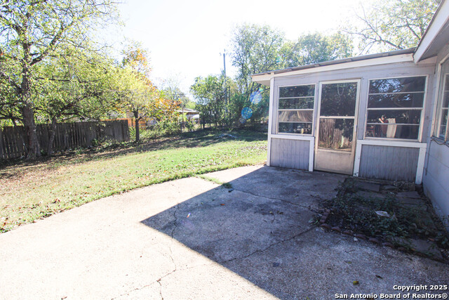 Image 16 of 38 For 10906 Lands Run